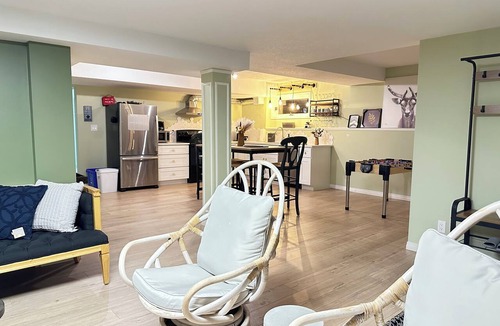 Southwest Calgary House | Provincial Park Backyard Retreat/3BR/Pool Table