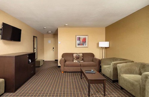 Windsor Hotel | Quality Inn & Suites Downtown Windsor
