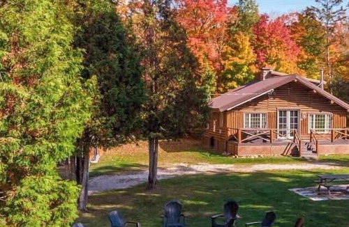 Saint-Raymond Cabin | Riverside Log Cabin with Fireplace, BBQ & Hot Tub