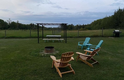Parkland County Cabin | Romantic and Cozy, OFF GRID Tiny Cabin for 2 (or 1), with wood burning stove