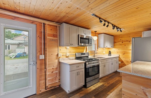 Manitou Beach-Devils Lake Cottage | Round Lake Cozy Getaway 3-bedroom cottage Sleeps 6 Right on the Lake!