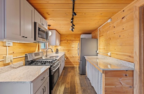 Manitou Beach-Devils Lake Cottage | Round Lake Cozy Getaway 3-bedroom cottage Sleeps 6 Right on the Lake!