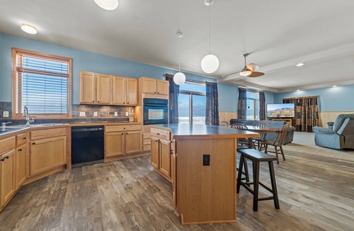 Millersburg House | Sandy Bottom: Cozy Up by the Lake | Hot Tub + Fall Views