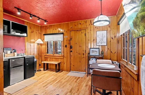 Colorado Springs Cabin | Scenic Woodland Cabins with Modern Comforts Near Garden of the Gods in Colorado Springs, Colorado