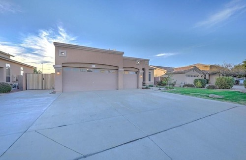 San Tan Ranch House | Spacious 4 bed 2 bath with Game Room and Hot Tub.