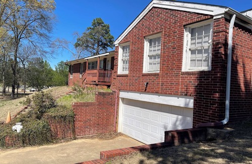 Flint House | Spacious 5 bedrooms with an office, 2 kitchens, and 2 large porches in Flint.