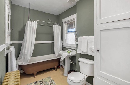 Eastlake Apartment | Spacious Charming Craftsman Seattle Apartment