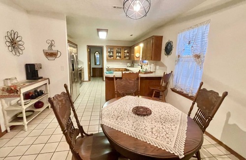 Springdale House | Springdale gem, centrally located, covered patio