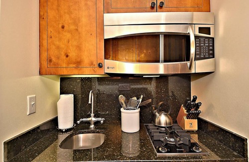 Stowe Area Condo | Stowebound: Spruce Peak studio w/fireplace, a/c and resort amenities!
