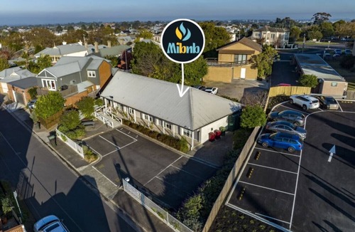 Geelong Apartment | Studio Apt, Walk-In Shower, CBD, Mibnb