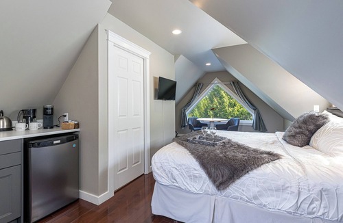 Shawnigan Lake Bed & Breakfast | "The Loft Suite".