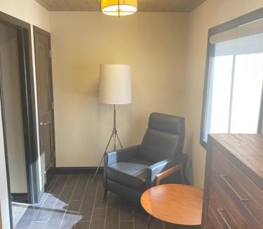 Sandusky Hotel | The Sandusky Melrose - Next to the Cedar Point Sports Center and Sports Force! Recently Renovated!
