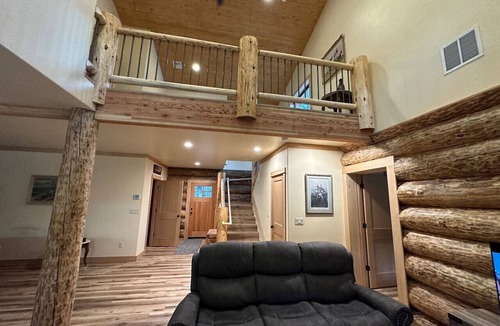 Three Rivers Cabin | Waterfront Log Cabin - Sunriver