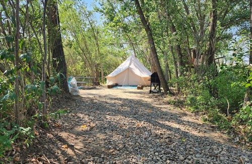 Rosedale Cabin | #Y3 Willow Tree - 1 Queen bed - No Pets Please