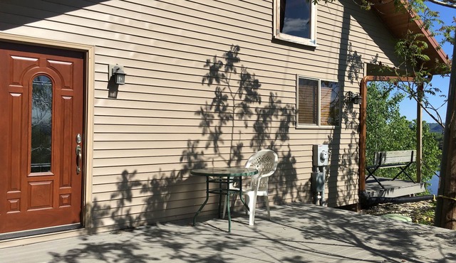 2 Bedroom Cabin Fantastic Mississippi River View in Lansing