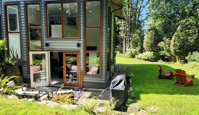 2 bedroom Guest Suite with Pool & Sauna access in West Vancouver