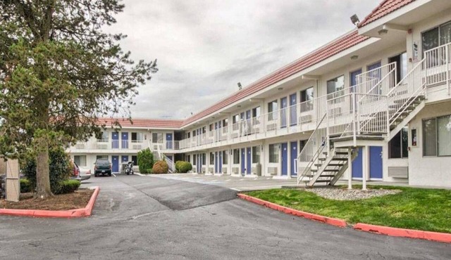 2 Full Beds | Micfridge in Everett