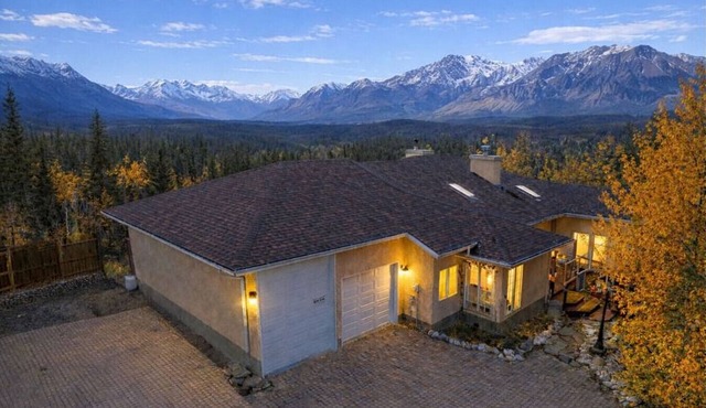 4,000 SF Luxury Home | 6-BR + 5-BA | 2-minute DRIVE to Jasper National Park in Jasper