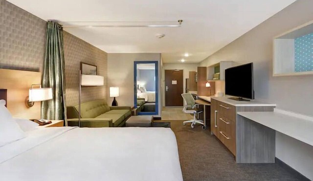 4 Sleek Studio near Downtown Grand Rapids | Daily Hot Breakfast & Free Parking in Grand Rapids