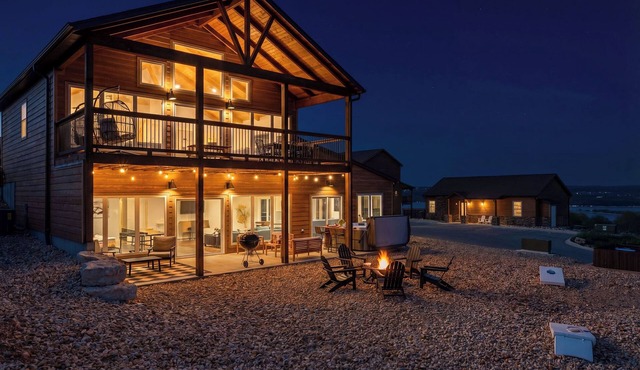 5 Bd | 7 Bth | Private Indoor Pool | Hot Tub | Ping Pong | Foosball | Firepit in Kimberling City