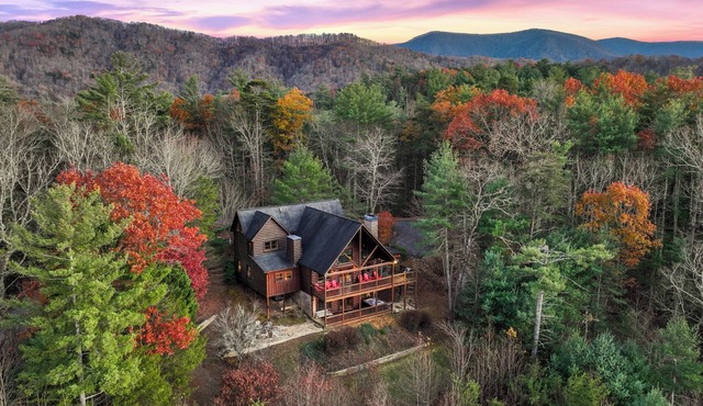 5 bd Cabin w/VIEWS, Secluded, Hot Tub, In & Outdoor Fireplaces in Blue Ridge