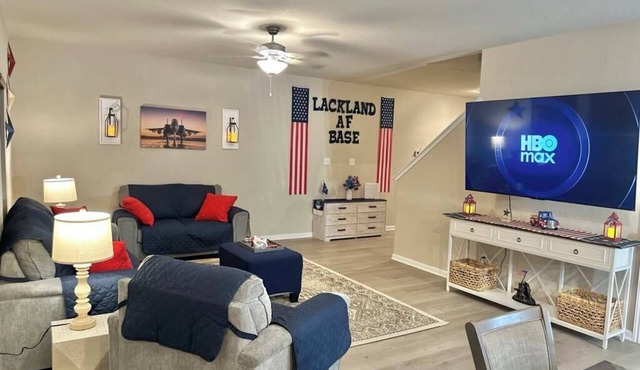 5 Bedroom Sleeps 16 Game Room 3mi to Lackland BMT 11 mi to SeaWorld in San Antonio