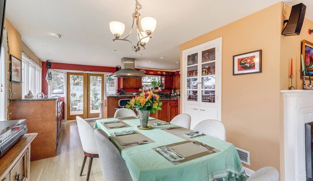 6 Mi to Dtwn Seattle: Walkable Home w/Hot Tub in Seattle