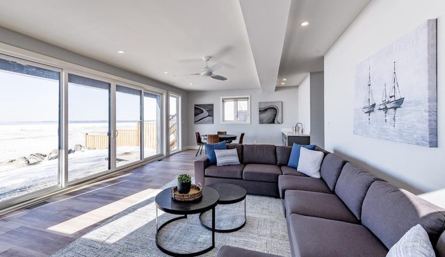6bed 5bath brand new beach house in Tiny! West Exposure! Sunsets! Hot tub! in Tiny