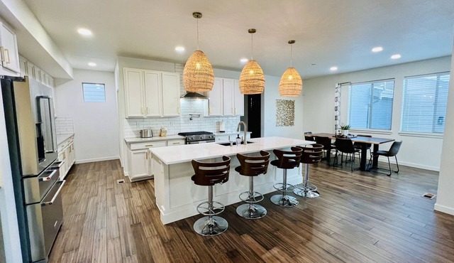 6BR, 4 Bath Huge Kitchen Sleeps 12 Comfortably in Arvada