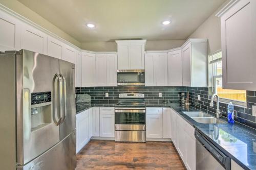 7 Mi to Gulf: Family Home w/Yard in Texas City in Texas City
