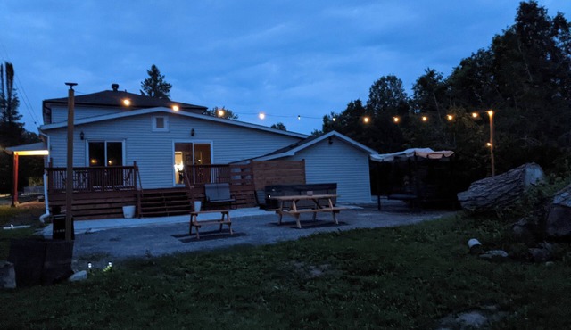 8 Beds & 4 Bath - Entire Home with Parking for 10 cars - 1 Hr Montreal & Ottawa in Martintown