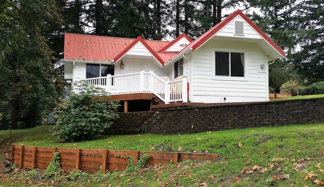 A River Cottage for Every Season in Mapleton