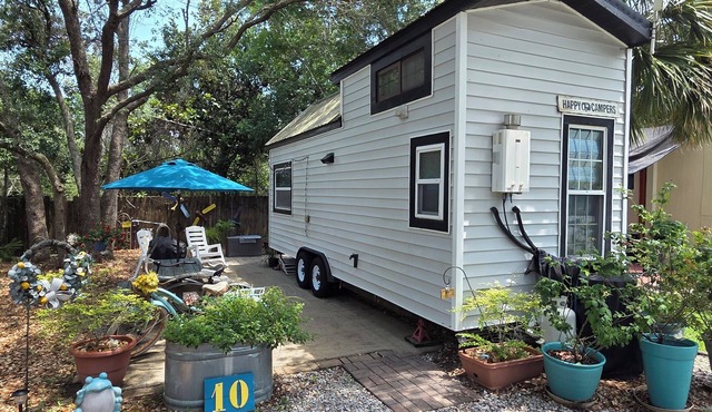 A whimsical Tiny House, shaded by Oaks and near sugar-sand Beaches and Bay! in Gulf Breeze