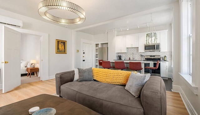 Airy, Elegant 1bd Apartment, Steps from Everything in Cincinnati