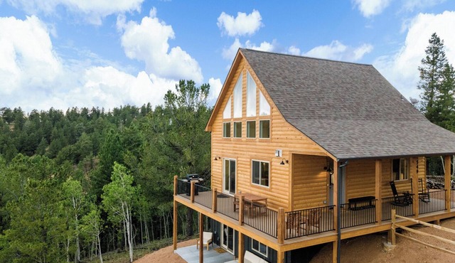 Alpine Escape: Family-Friendly Cabin with Spectacular Views in Divide