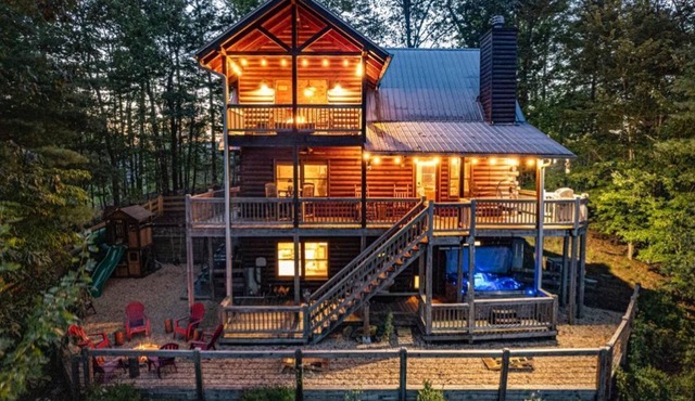 Amazing Views-Secluded-Family Friendly-Jacuzzi-Playground-Game Room-Fenced Yard! in Cherry Log
