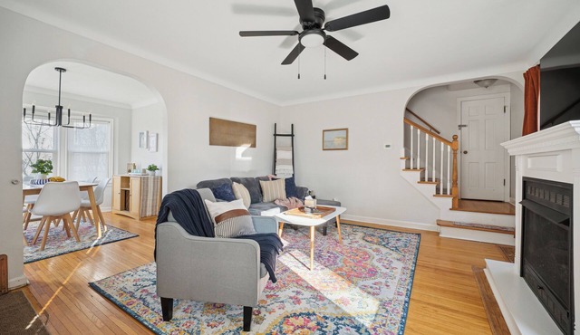 Appealing 2br Cape Cod w/bonus rm & fiber Wi-Fi! in Toledo