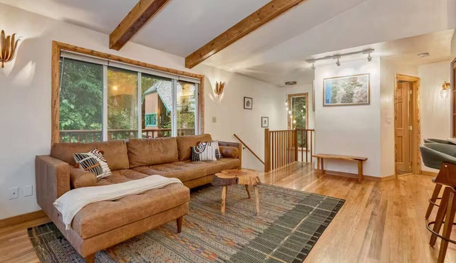 Artful Woodland Cabin Retreat- Mt. Hood Getaway in Mount Hood Village