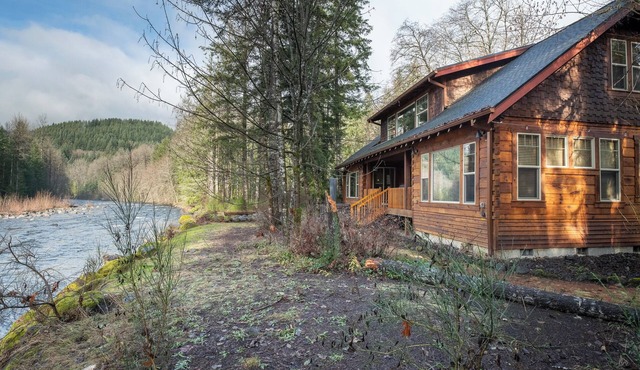 Astonishing home on the Sandy River, Pet friendly, Hot tub ! 2 master suites in Rhododendron