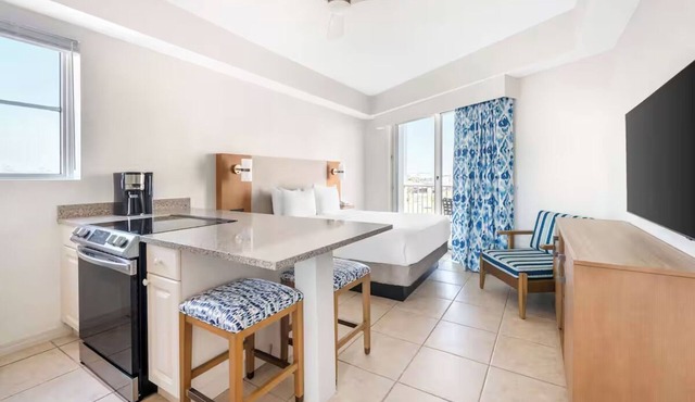 Atlantic Ocean Studio w/Kitchen & Pools Access l Near Daytona Speedway in Ormond Beach