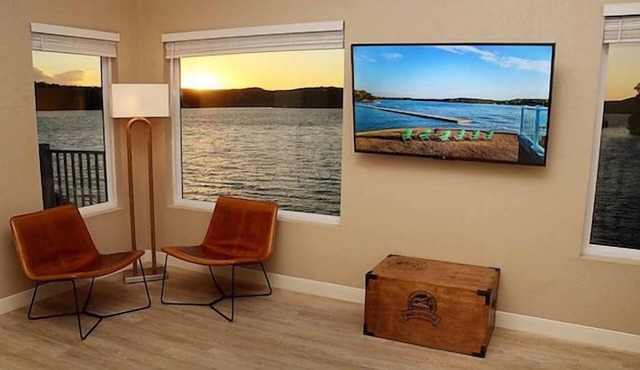 Authentic Missouri Experience! Onsite Pool, Free Parking in Osage Beach
