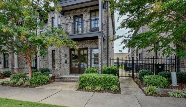 Bama Getaway - Walk to Downtown & Campus! Luxurious and cozy furnishings! in Tuscaloosa