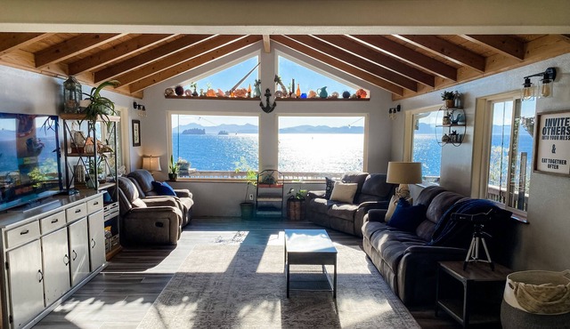 Beach Front Spacious Home-Whale watch from the deck! in Ketchikan