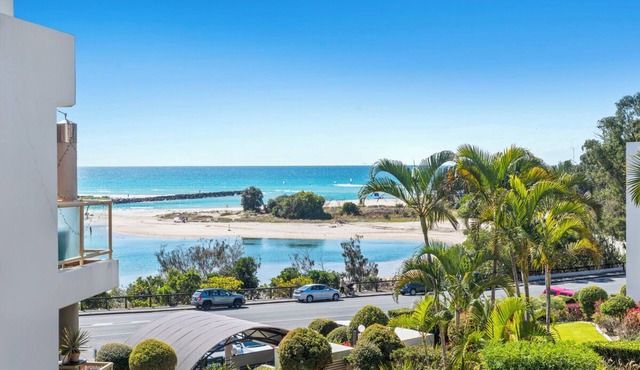 🌴 Beachfront Entire 3 Bed Apartment at Currumbin in Currumbin