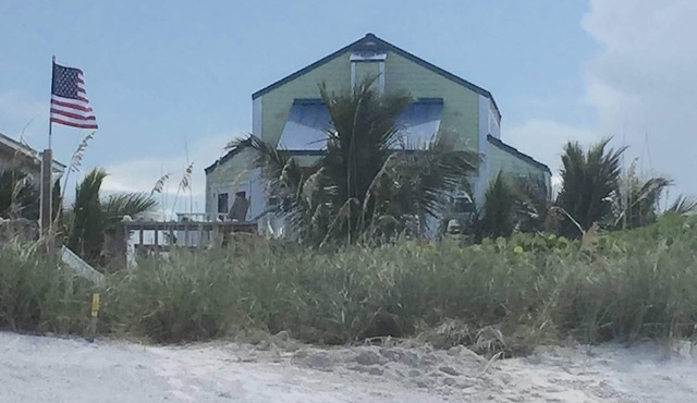 Beachfront/Riverfront - 2 living areas, Flexible 3 Bedroom 3 Bath in Vero Beach