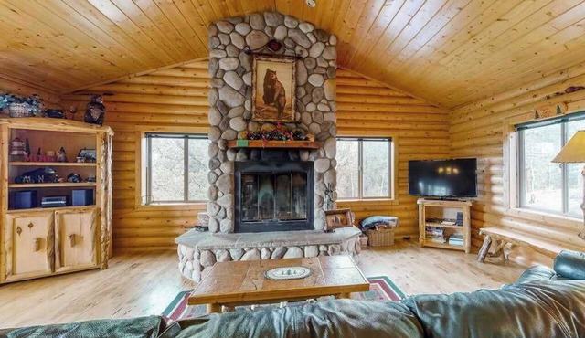 Bear Crossing - Mountain-View Home Hot Tub & Fireplace in Divide