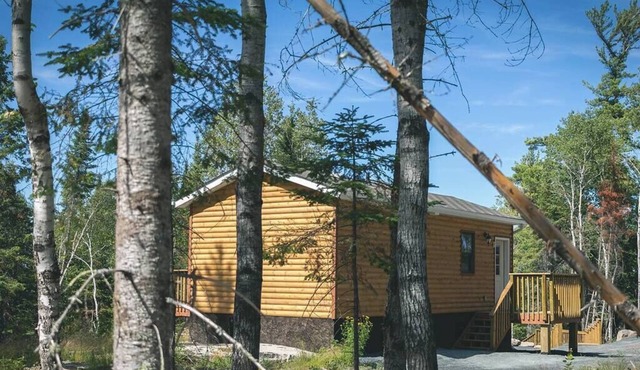 Bear's Den Cabin - Lakewood Park Cabins in Kenora
