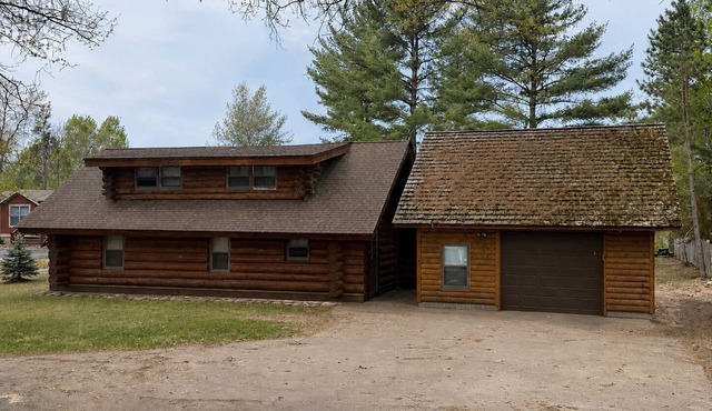 BEASLEY PINES - Charming LOG CABIN on the Beautiful Lake Edwards in Merrifield