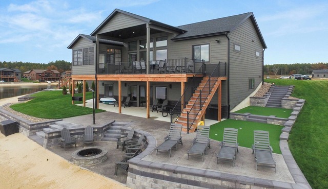 Beautiful 6-bedroom Family Home in New Lisbon, WI - Electric EV Charger Provided in New Lisbon