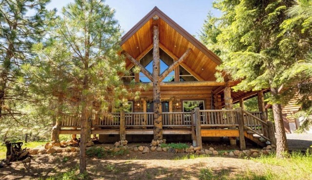 Beautiful Log Cabin in the Pines in Klamath Falls